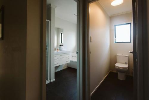 uma casa de banho com um WC e um lavatório em Seven By The Sea Tourist Hot Spot em New Plymouth