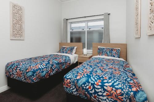 sypialnia z 2 łóżkami i oknem w obiekcie St Aubyn City Stay Central Value w mieście New Plymouth