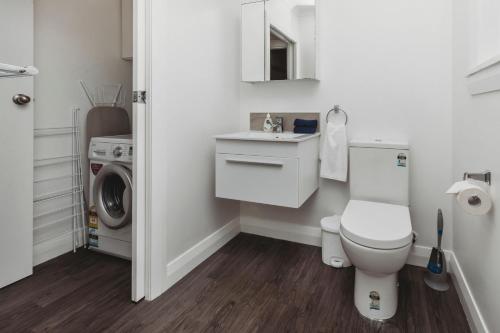 łazienka z toaletą i pralką w obiekcie St Aubyn City Stay Central Value w mieście New Plymouth