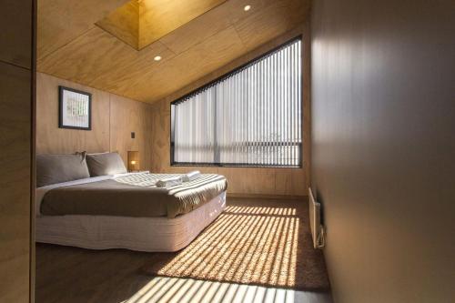 Un pat sau paturi într-o cameră la The Natural Home Prime Fitzroy Location