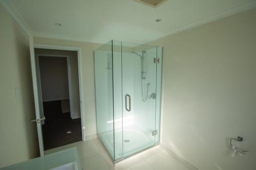 A bathroom at Wills On The Water Beachfront Apartment