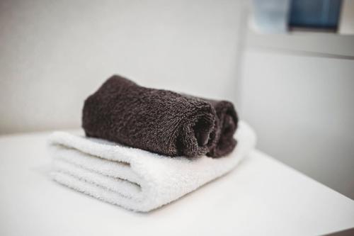 新普利茅斯的住宿－Holiday On Hamblyn，浴室柜台的毛巾