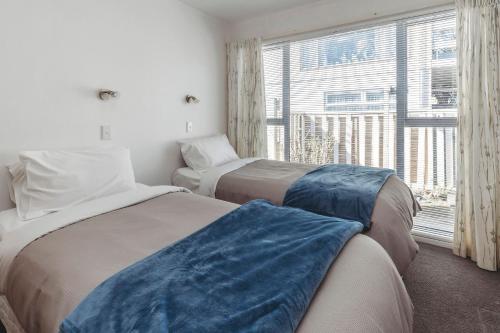 En eller flere senge i et værelse på Holiday On Hamblyn