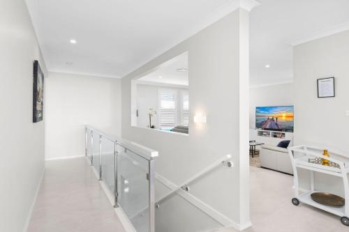 TV a/nebo společenská místnost v ubytování Giuseppina 3 Ebb Tide Way Corlette