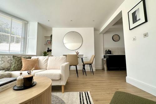 sala de estar con sofá y mesa en higgihaus Apartment #56a Cool Quiet Stylish Awesome Location, en Bristol