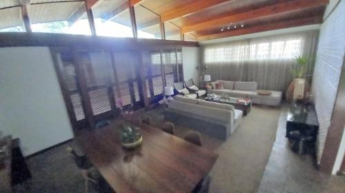 uma sala de estar com um sofá e uma mesa em Casa agradável com Piscina em São Paulo
