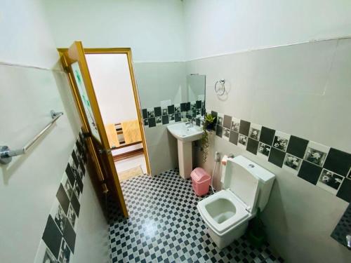 a bathroom with a toilet and a sink at Mellow Homestay in Ella