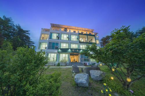 a large building with a lot of windows at Zio Pinetree in Yangyang
