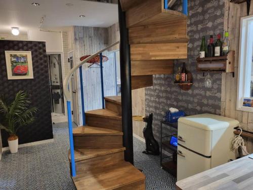 um quarto com uma escada e um frigorífico em Seaside Garage Shima - Vacation STAY 77073v em Shima
