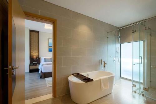 カムランにあるResidence Inn Villa Cam Ranhのバスルーム(バスタブ付)、ベッドルーム1室が備わります。