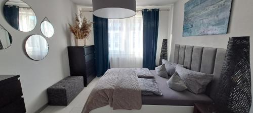 sypialnia z łóżkiem i lustrem w obiekcie Apartament-Sweet Night w Lubinie
