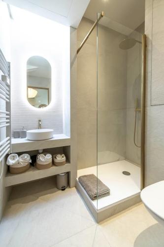 une salle de bain avec une douche en verre et un lavabo dans l'établissement Appartement Cannes studio - 2LN, à Cannes