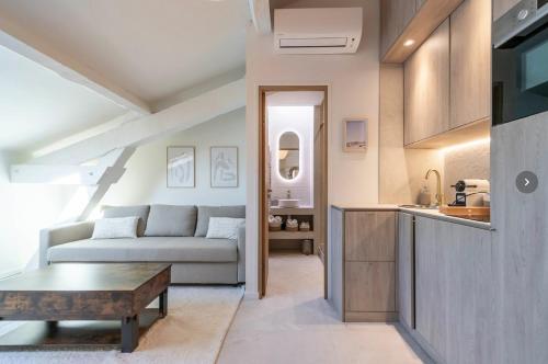 un salon avec un canapé et une table dans l'établissement Appartement Cannes studio - 2LN, à Cannes