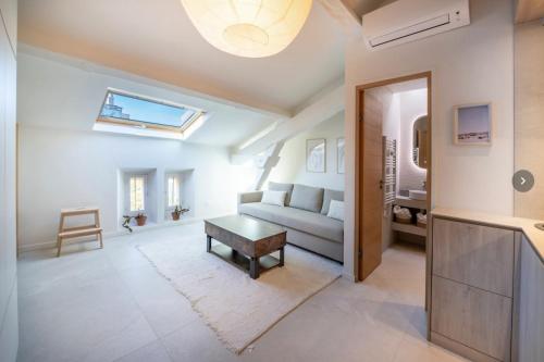un salon avec un canapé et une table dans l'établissement Appartement Cannes studio - 2LN, à Cannes