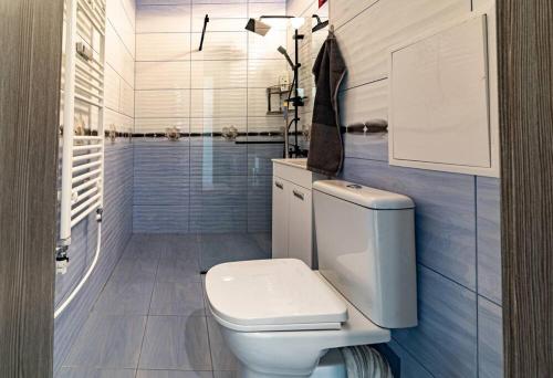 La salle de bains est pourvue d'une douche et de toilettes blanches. dans l'établissement SuperNova, à Sofia