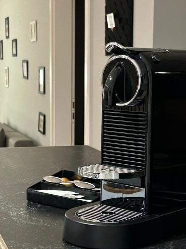 a microwave sitting on top of a table at Apartment L19 One Bamberg - geräumig in ruhiger Lage mit Parkplatz in Bamberg