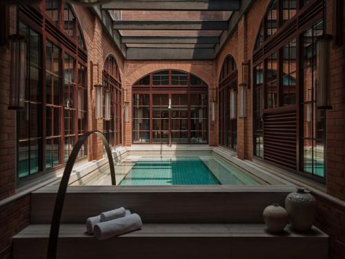 上海的住宿－上海建業裡嘉佩樂酒店，一座带游泳池的建筑中的室内游泳池