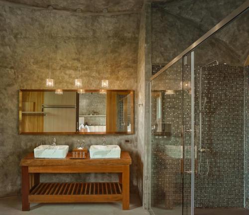 穆希的住宿－The Hidden Village, Khao Yai，一间带两个盥洗盆和淋浴的浴室