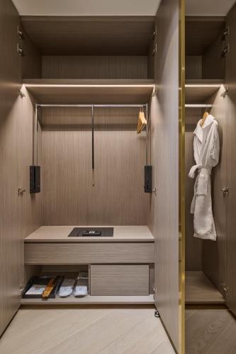 a walk in closet with at Grand HiLai Taipei in Taipei
