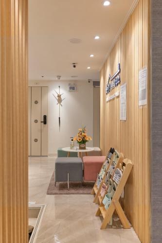 a waiting room with a couch and a table at Snowflower Guesthouse in Seoul