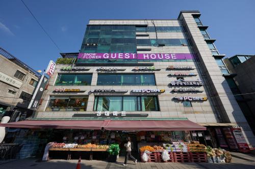 a store in front of a building with a guest house at Snowflower Guesthouse in Seoul