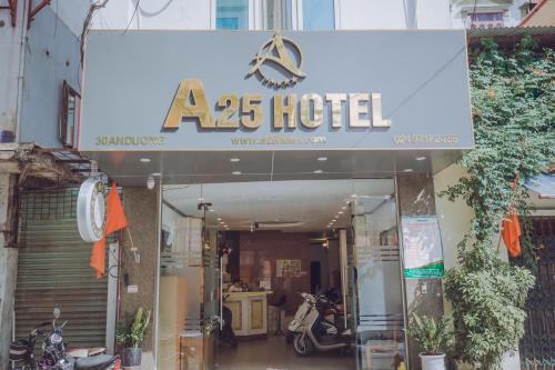 una señal de hotel frente a un edificio en A25 Hotel - 30 An Dương, en Hanói