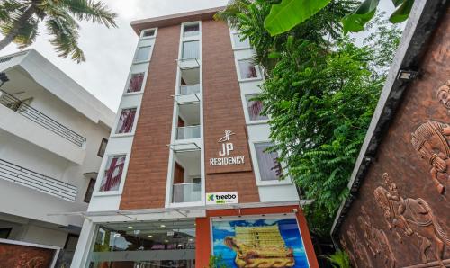 un hôtel dans la ville de jaipur dans l'établissement Treebo Trend JP Residency, à Trivandrum