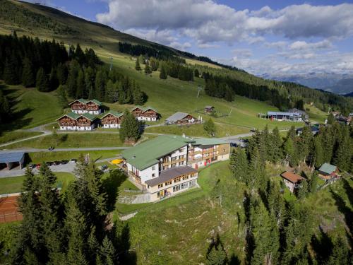 uma vista aérea de um resort numa montanha em Almdorf Hochlienz Apartment Alm 30 em Obernussdorf
