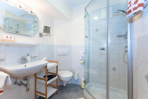 ミッタージルにあるStanglehenのバスルーム(シャワー、洗面台、トイレ付)
