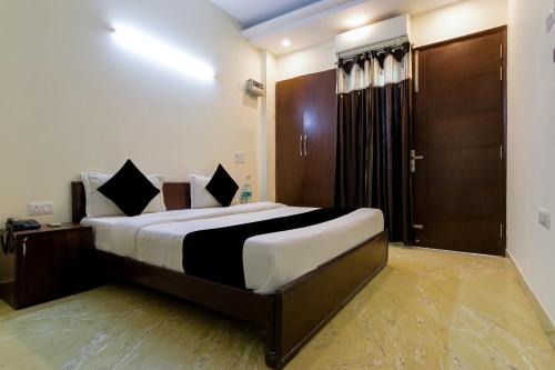 a bedroom with a large bed in a room at Hotel Divine Admire Opp Gurudwara Sahib in Taimoor Nagar-Friends Colony in New Delhi