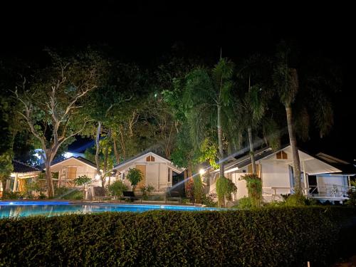 ein Haus mit Pool in der Nacht in der Unterkunft White house bailan resort in Ko Chang