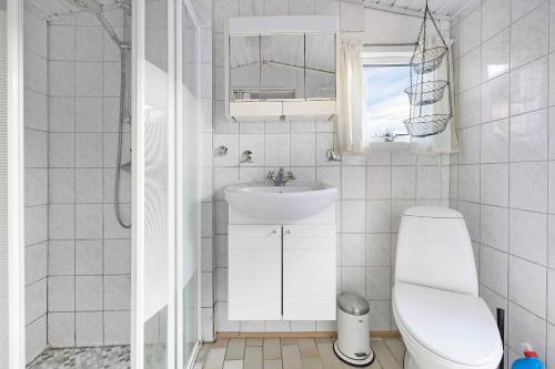 Et badeværelse på Charming Cottage In Mesinge
