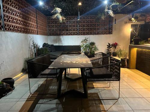 een patio met een tafel en stoelen in een kamer bij Rooftop & central Apartment in Mexico-Stad
