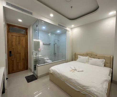 Säng eller sängar i ett rum på Hala Hotel - 845 Lê Hồng Phong, Q.10 - by Bay Luxury