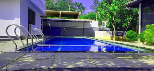 Der Swimmingpool an oder in der Nähe von Empire Single Bedroom Villa with Common Pool