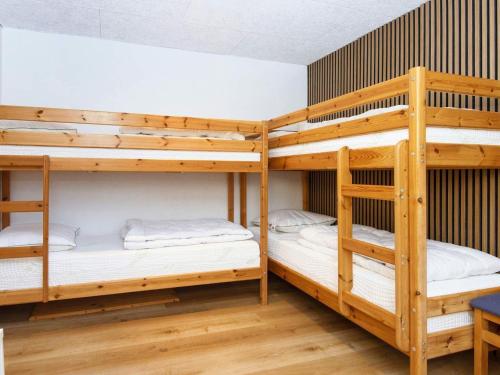 Zimmer mit Etagenbett und 2 Etagenbetten. in der Unterkunft Holiday home Aabenraa LXXVII in Aabenraa