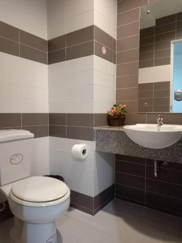 a bathroom with a toilet and a sink at NOP PLACE BANGNA in Ban Bang Phrao
