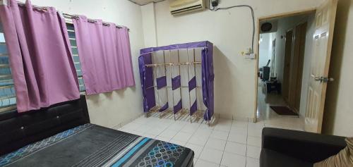 een kamer met paarse gordijnen en een bed erin bij Suriamas condominium bandar sunway in Petaling Jaya