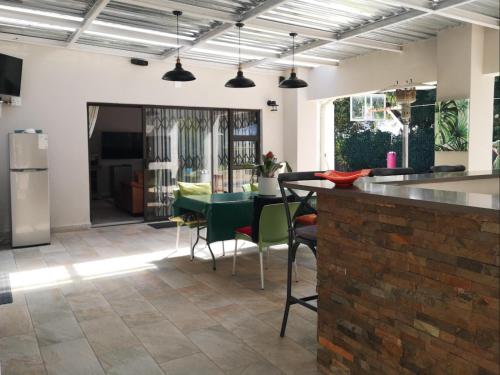 cocina y comedor con mesa y sillas en Home Away from Home - Deluxe Queen & Twin Apartment, en Johannesburgo
