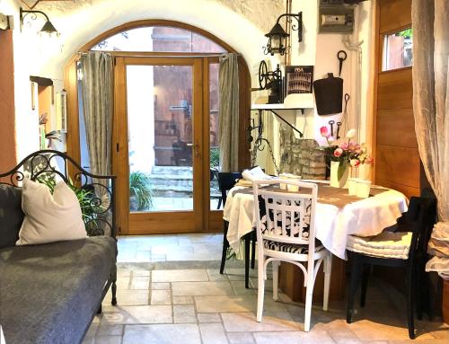 a living room with a table and a couch at Sleep'n and go Country House in Menaggio