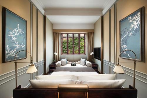 um quarto de hotel com duas camas e uma janela em Capella Shanghai, Jian Ye Li em Xangai