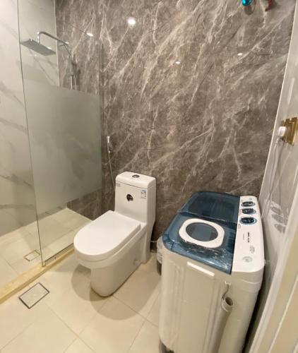 een badkamer met een toilet en een douche bij الضيافه in Jeddah