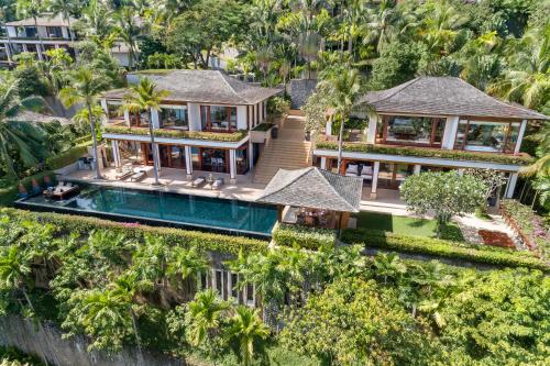 z góry widok na dom z basenem w obiekcie Andara Resort Villas w mieście Kamala Beach