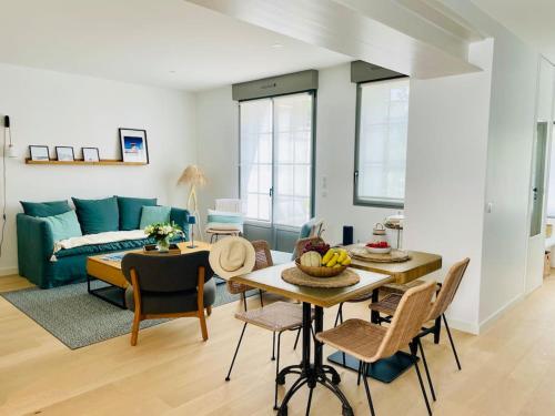 Una sala de estar con un sofá verde y una mesa. en Villa Mary-Alex La Baule, en La Baule