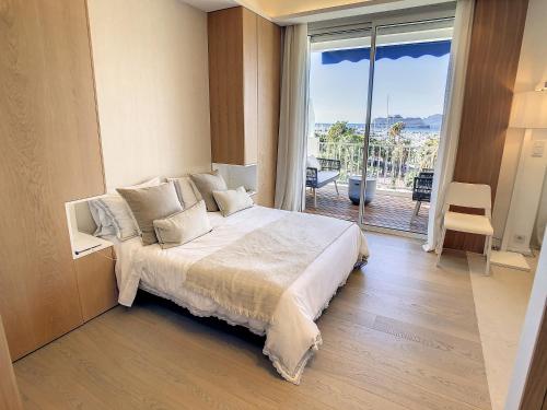 une chambre avec un grand lit et un balcon dans l'établissement Luxury Amazing 3 bedrooms, 3 bathrooms on the Croisette 408, à Cannes
