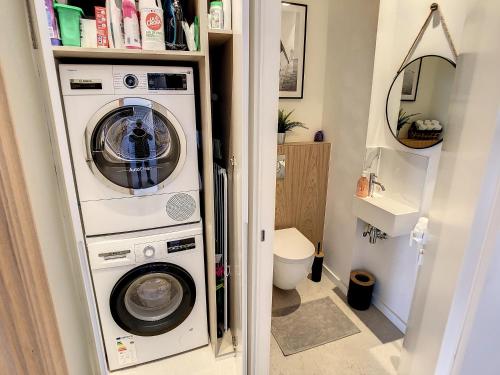 - un lave-linge et un sèche-linge dans une petite salle de bains dans l'établissement Luxury Amazing 3 bedrooms, 3 bathrooms on the Croisette 408, à Cannes