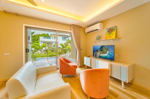 TV a/nebo společenská místnost v ubytování Villa Colibri 4 bdr with pool