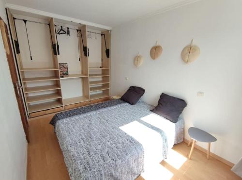 una camera con letto e una stanza con scaffali di Duplex Cosy a Gonesse