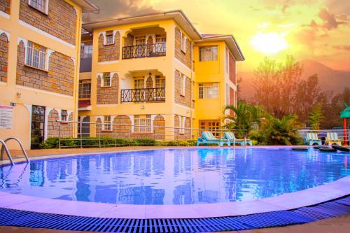einem großen Pool vor einem Gebäude in der Unterkunft Calabash Hotel, Migori in Migori