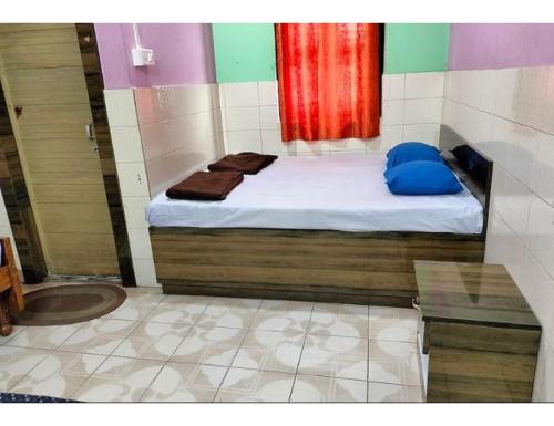 ein kleines Bett in einem Zimmer mit Fenster in der Unterkunft Central Guest House, Tripura in Agartala